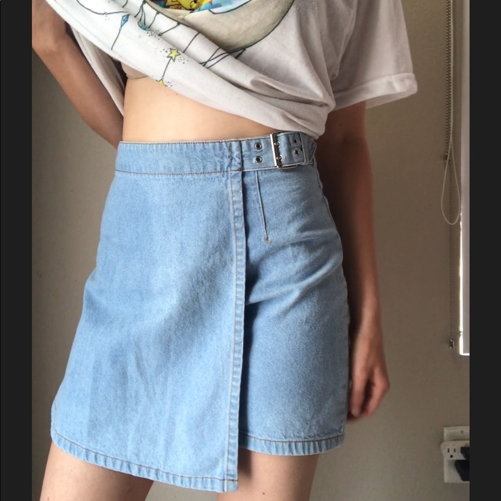 HIGH WAIST BELTED DENIM SKORT